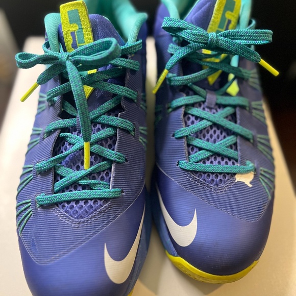 Lebron James Sneakers - Picture 1 of 6